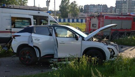 От бокового удара выбросило на тротуар: на перекрёстке Дзержинского и проспекта Калинина столкнулись такси и кроссовер  