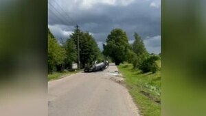Следы от шин тянутся из кювета, на дороге осколки стекла: в ГАИ показали видео с места смертельного ДТП в Советске 