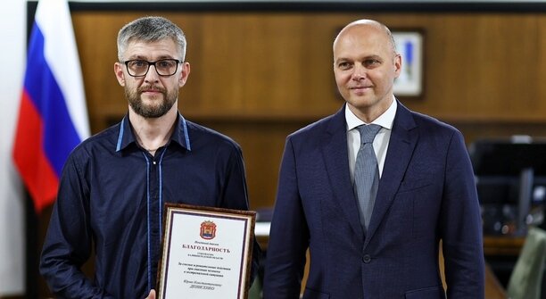 Калининградца Юрия Денисенко, спасшего выпавшего из окна ребёнка, наградил губернатор (фото)  