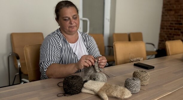 «Бабушки дали азы, бывший муж привёз шерсть»: история Елены из Гвардейска, которая прядёт и вяжет «из собаки» (видео)