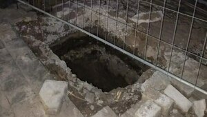 Ограждение даже не перекрывает: в Зеленоградске жителей возмутили глубокие ямы на ремонтируемом променаде (фото)