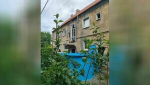 Калининградцы открыли купальный сезон прямо во дворе двухэтажки, поставив огромный бассейн (фото, видео) 