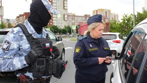 Должники, рассекающие по Калининграду, снова попались приставам на кольце Сельмы и остались без машин 