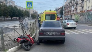 На Ленпроспекте подросток на мопеде врезался в легковушку 