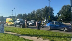 В конце Московского проспекта столкнулись внедорожник и мотоцикл, есть пострадавший (фото) 