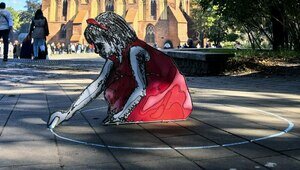 На острове Канта картонная девочка начертила «обережный круг» для защиты Калининградской области (фото)
