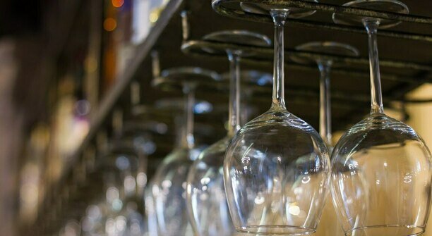 «Вышел строгий манифест — наливайкам ставят крест»: музыкальный дайджест калининградских новостей за неделю (видео)  