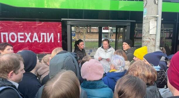 В Калининграде устроили юбилейный рейс троллейбуса, но кататься пришлось в битком набитом душном салоне (фото)