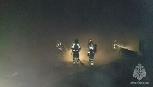 В ангаре на Двинской вспыхнули авто, станок и пластиковые трубы, в пожаре погиб мужчина