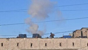 В Калининграде ремонтируют крышу пятиэтажки, едкий дым ест глаза и дурманит голову всей улице (фото)  