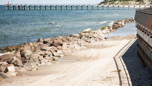 В мэрии Пионерского объяснили, почему с пляжа не убирают валяющиеся на песке ограждения