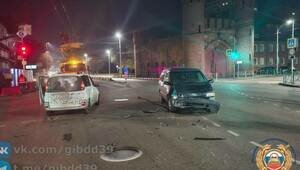 В Калининграде 24-летняя пассажирка легковушки попала в БСМП после ночной аварии  