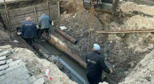 На Зарайской прорвало теплотрассу, калининградцев просят не переживать за перерытый асфальт