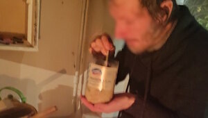 Заброшенный, грязный, голодный: заботу о беспомощном калининградце взяла на себя соседка  