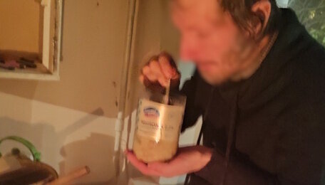 Заброшенный, грязный, голодный: заботу о беспомощном калининградце взяла на себя соседка  