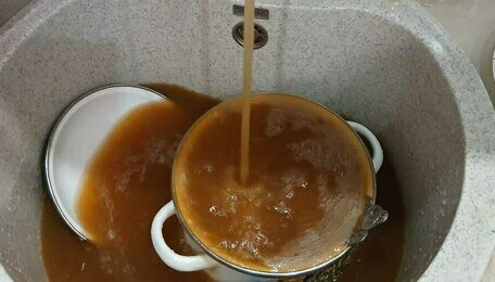 В Немане несколько дней из кранов идёт ржавая вода (видео)  