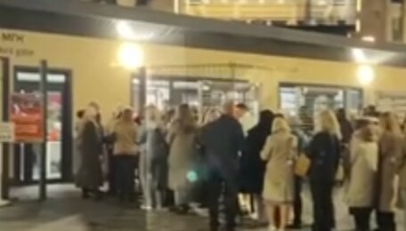 В Калининграде во Дворце спорта «Янтарный» зрители не могут вовремя попасть на концерт Леонида Агутина (видео)