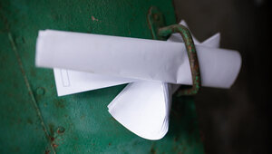 В Зеленоградске жильцы дома с дырявой крышей и старыми трубами не достучались до властей, но выход нашли