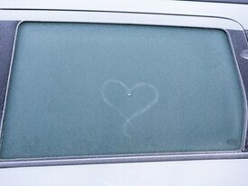 Фото дня: Дедушка Мороз оставил на стекле любовное послание калининградцам