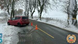 В Гурьевском районе легковушка влетела в дерево, водителя увезли в больницу