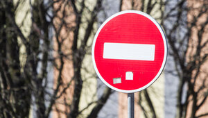 В Калининградской области закрыли мост к посёлку, куда туристам рекомендуют съездить ради тракененских лошадей