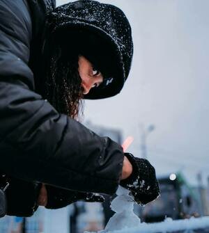 В Калининграде бразильская волейболистка «Локомотива» впервые увидела снег (видео)