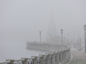 Фото дня: установка ёлки на Верхнем озере в туманном Калининграде