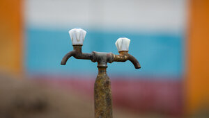 «Теперь покупаем баллоны, чтобы готовить»: на зеленоградской улице из кранов течёт вонючая вода