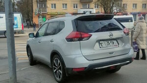 Дама на паркетнике рванула по тротуару: как калининградские водители в упор не видят пешеходов (фото)