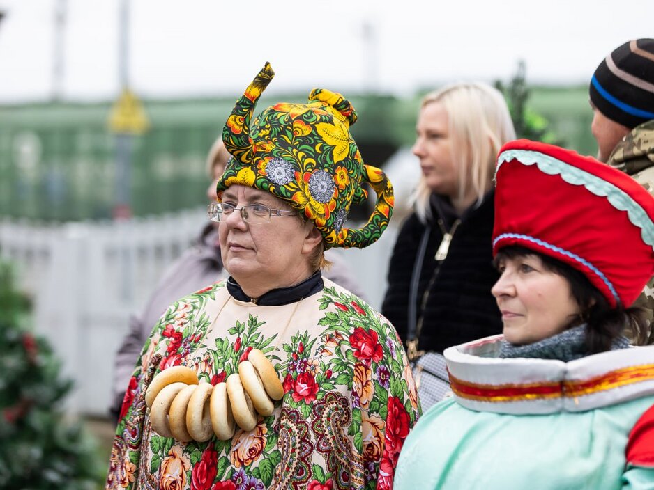 Фото дня: жители Нестерова готовятся увидеть новогоднее чудо