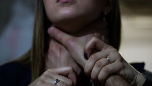 Душил и не выпускал с парковки: пьяный калининградец напал на 20-летнюю сотрудницу банка, которая привезла ему карту  