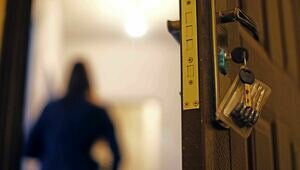 Долина попросила Лурье дать ей пожить в квартире ещё несколько месяцев, потому что не успевает собрать свои вещи