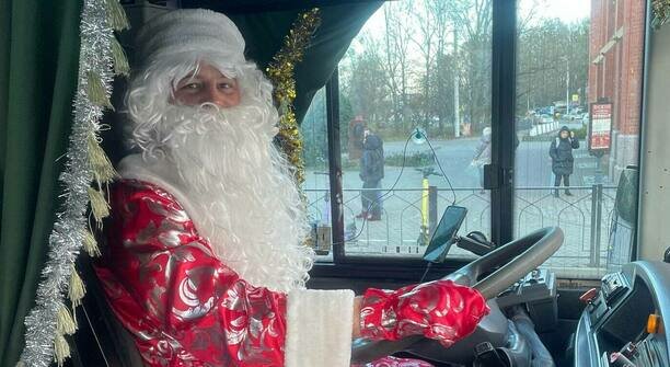 Как Дед Мороз с мешком конфет прокатился по Калининграду и собрал коллекцию стихов и улыбок (фото)