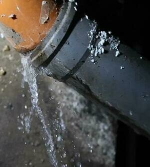 Затопленный подвал дома на Калязинской в Калининграде требуют осушить за две недели (фото)  