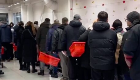 В Калининграде в одном из продуктовых выстроилась огромная очередь за готовыми салатами (видео)