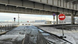 Очевидцы: в Калининграде дорогу к резиденции Деда Мороза перекрыли из-за провала (фото)