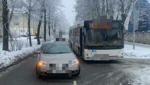 В Калининграде на Павлика Морозова автобус столкнулся с легковушкой, движение заблокировано (обновлено)