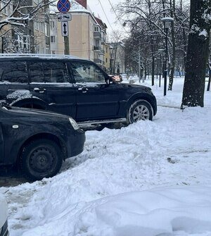 Калининградцы вынуждены парковаться в сугробах на тротуаре: юрист объяснил, будет ли штраф и эвакуация