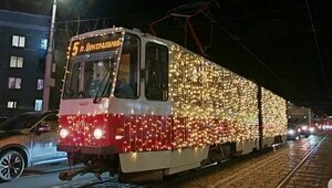 В Калининграде сняли гирлянды с трамваев и троллейбусов и по ночам убирают остальную новогоднюю атрибутику  