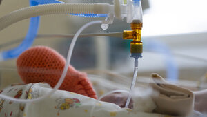 Родителям младенцев, погибших в новокузнецком роддоме во время новогодних праздников, пообещали оказать помощь