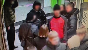 В центре Калининграда пьяные тусовщики накинулись толпой и сломали нос 21-летнему парню, зашедшему в туалет (фото, видео)  