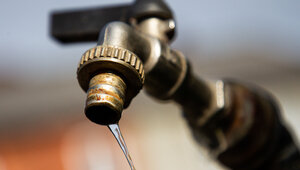 Жители Полесска обнаружили мёртвой 76-летнюю соседку, которая затапливала их квартиру