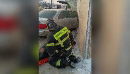 В минздраве сообщили о состоянии 42-летней женщины, оказавшейся зажатой между Audi и стеной аптеки в Гурьевске  