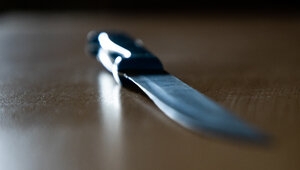 Воткнул нож в спину из-за громкого разговора по телефону: калининградца осудили на 8 лет за убийство парня на улице  