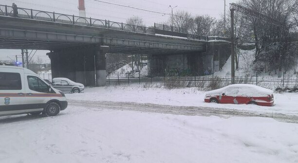 В Калининграде под мостом на Горького обнаружили подозрительный продолговатый предмет  