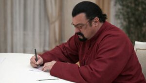 500 «квадратов»: Стивен Сигал выставил на продажу свой особняк на Рублёвке