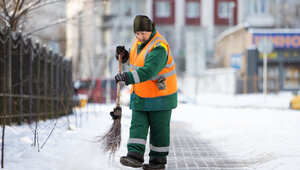 Сам себе дворник: в Госдуме предложили давать скидки на ЖКХ тем, кто чистит снег и лёд у своих подъездов