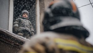 В Калининграде ребёнок вылез в окно на третьем этаже, соседи спасли его до приезда МЧС