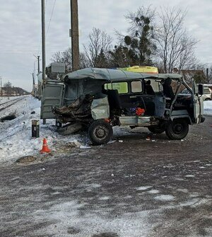 Водитель в тяжёлом состоянии: что известно о столкновении уазика с локомотивом в Калининградской области  