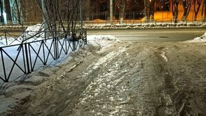 В Калининграде принялись латать одни улицы, а с других даже не убрали лёд (фото, видео)